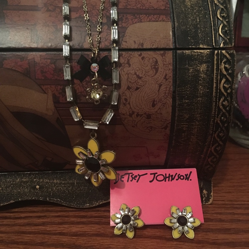 Betsy Johnson Daisy Necklace and Earrings Set